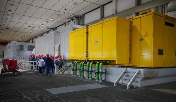 Bild 5: Gasturbine (hinten), Getriebe und Generator (gelb) befinden sich in großen Gehäusen, Heizkraftwerk Linden